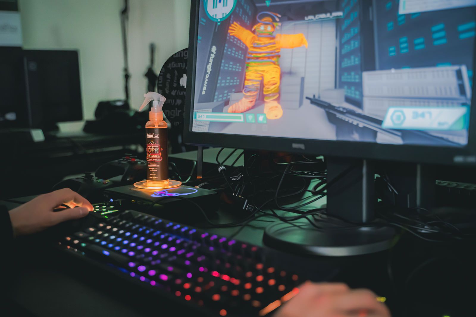PCでゲームをプレイする手元（イメージ）