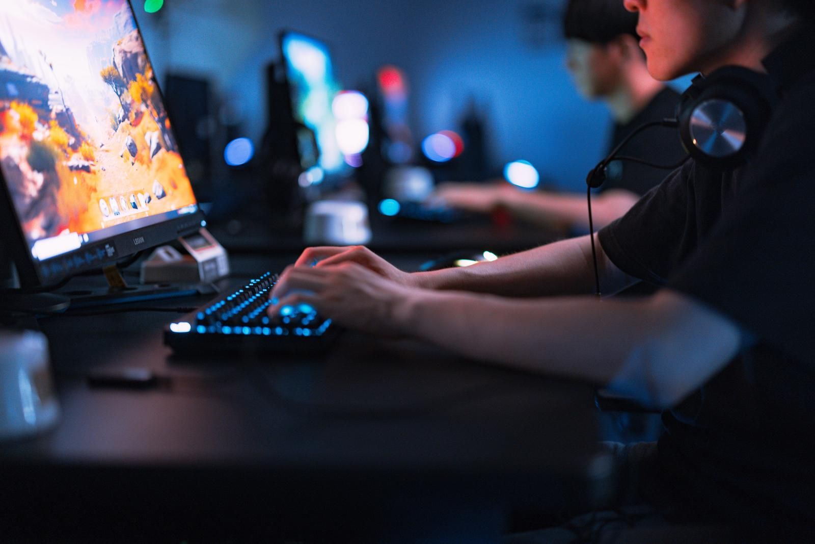 PCでゲームを楽しむプレイヤー（他施設のイメージ）