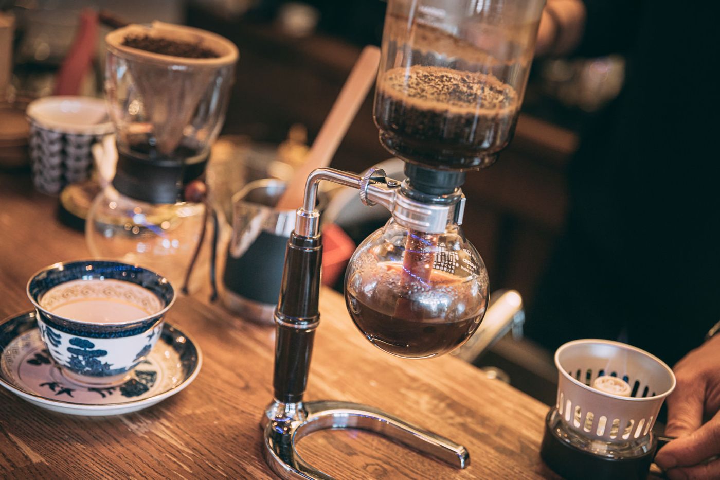 サイフォンでコーヒーを淹れる様子（イメージ）